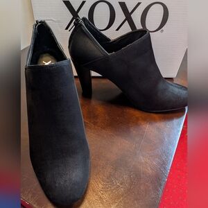 XOXO Black Ankle Shoe Boots. Back Zipper. Pure Elegance. Size 8.